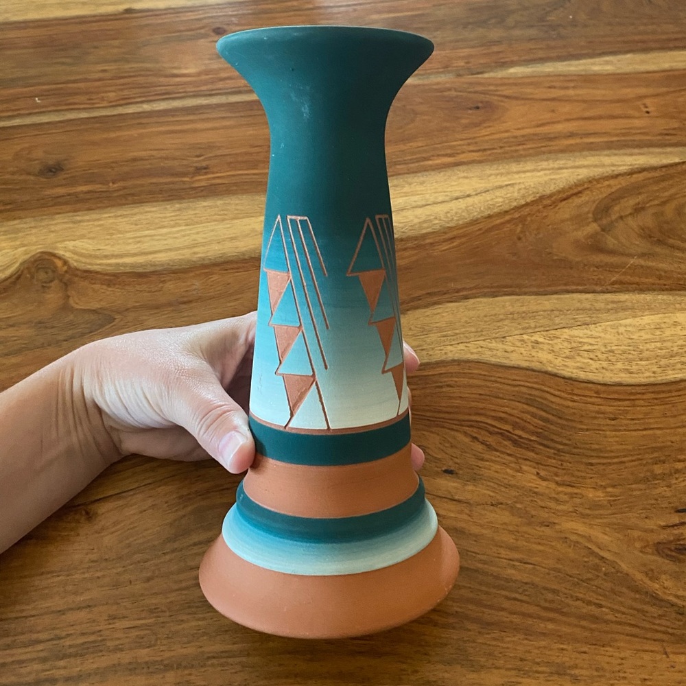 Signed!  Handmade Native American Sioux Southwestern Style Pottery Vase 8”